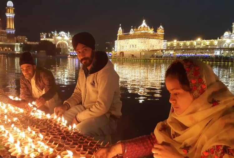 golden temple lit up on 549th prakash parv in amritsar