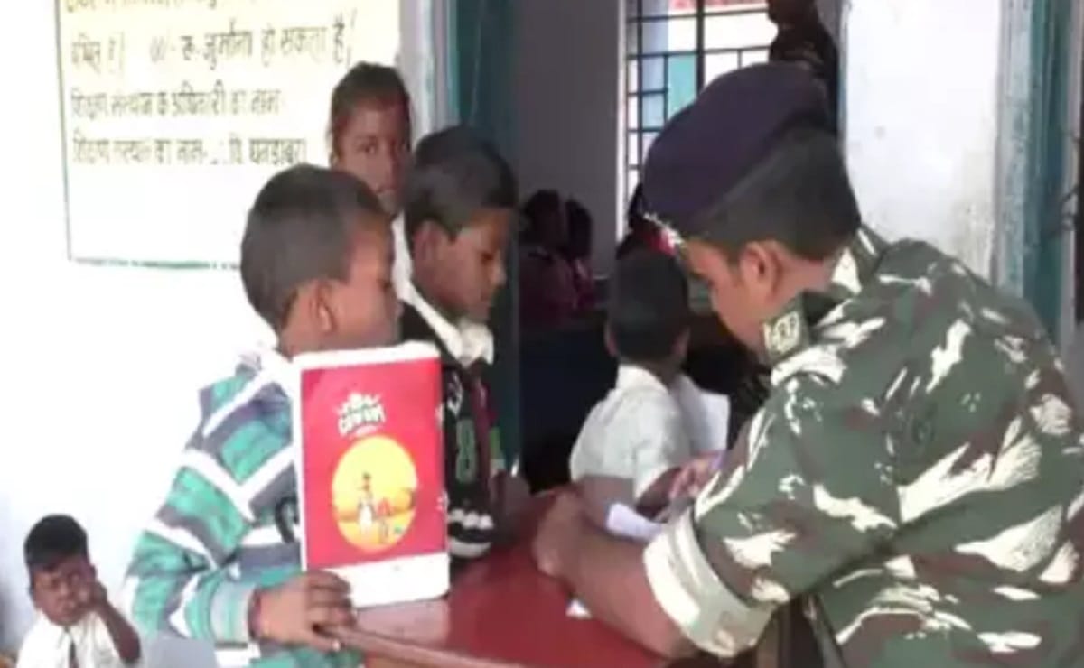 Para Teachers Jharkhand Strike Hindi News Bokaro Crpf Jawans Teaching Children in Schools
