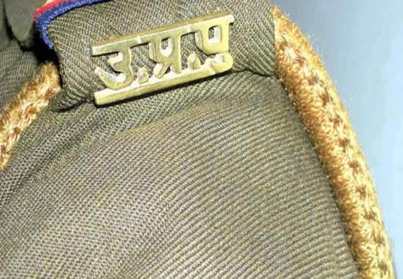 policeman misbehaves with shopkeeper when he ask for his money