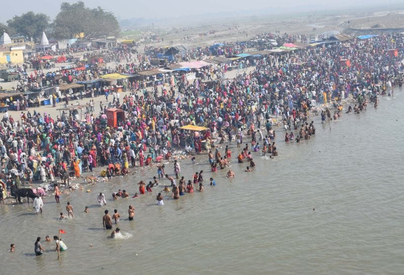 कार्तिक पूर्णिमा पर श्रद्धालुओं ने लगाई आस्था की डुबकी