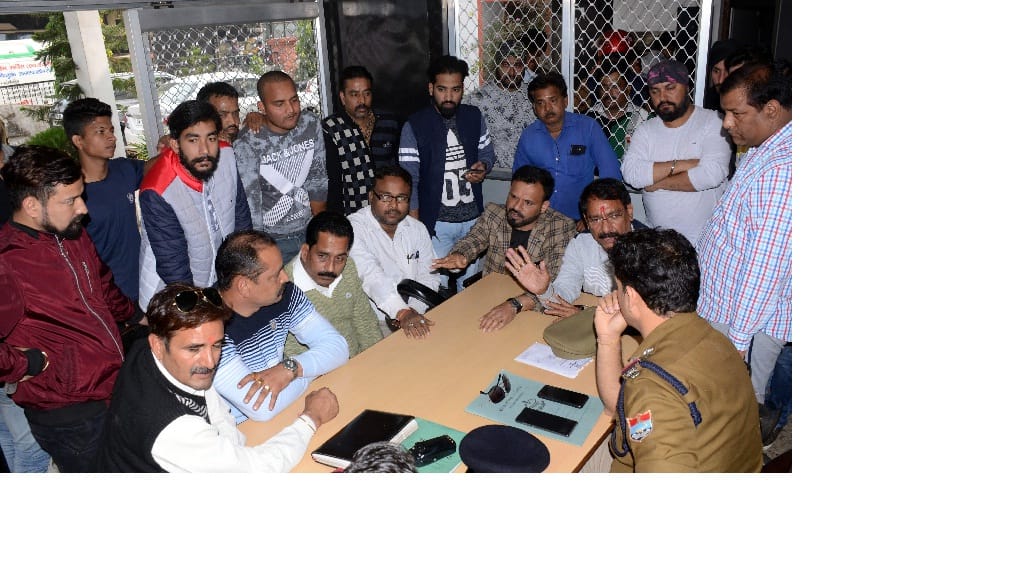 हमले के आरोपी को पकड़ने पर हंगामा