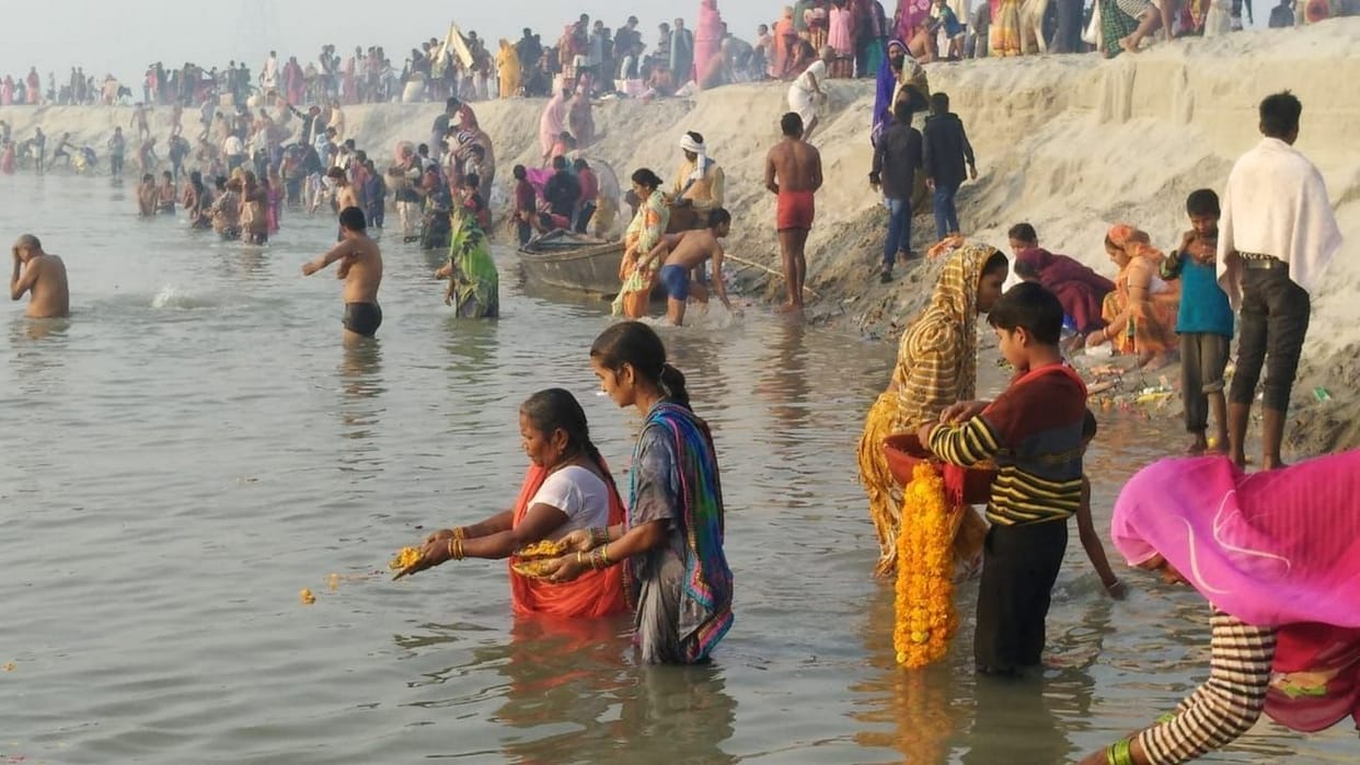कार्तिक पूर्णिमा पर श्रद्धालुओं ने लगाई डुबकी