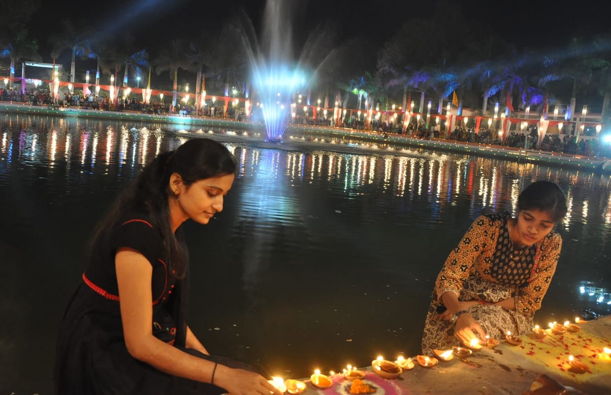 Temples and lakes awaiting with lamps in mau