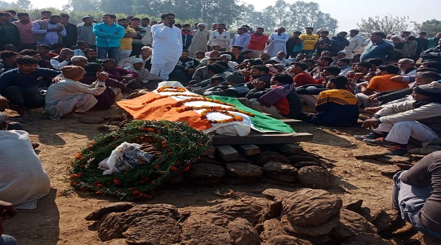 Meeurt, soldier martyrs in Punjab attack, police officials did not arrive at funeral