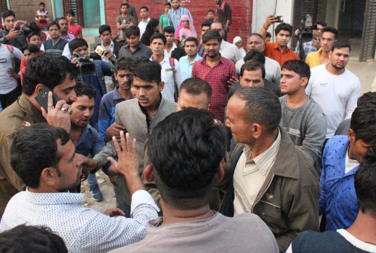 in noida hotel boy shoots girl then commits sucide, these five question become big mystery