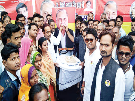 Cake cut sparrows celebrate Mulayam's birthday