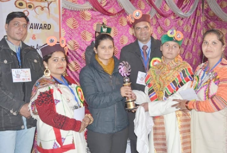 पुरस्कार पाकर चहके मेधावी विद्यार्थी