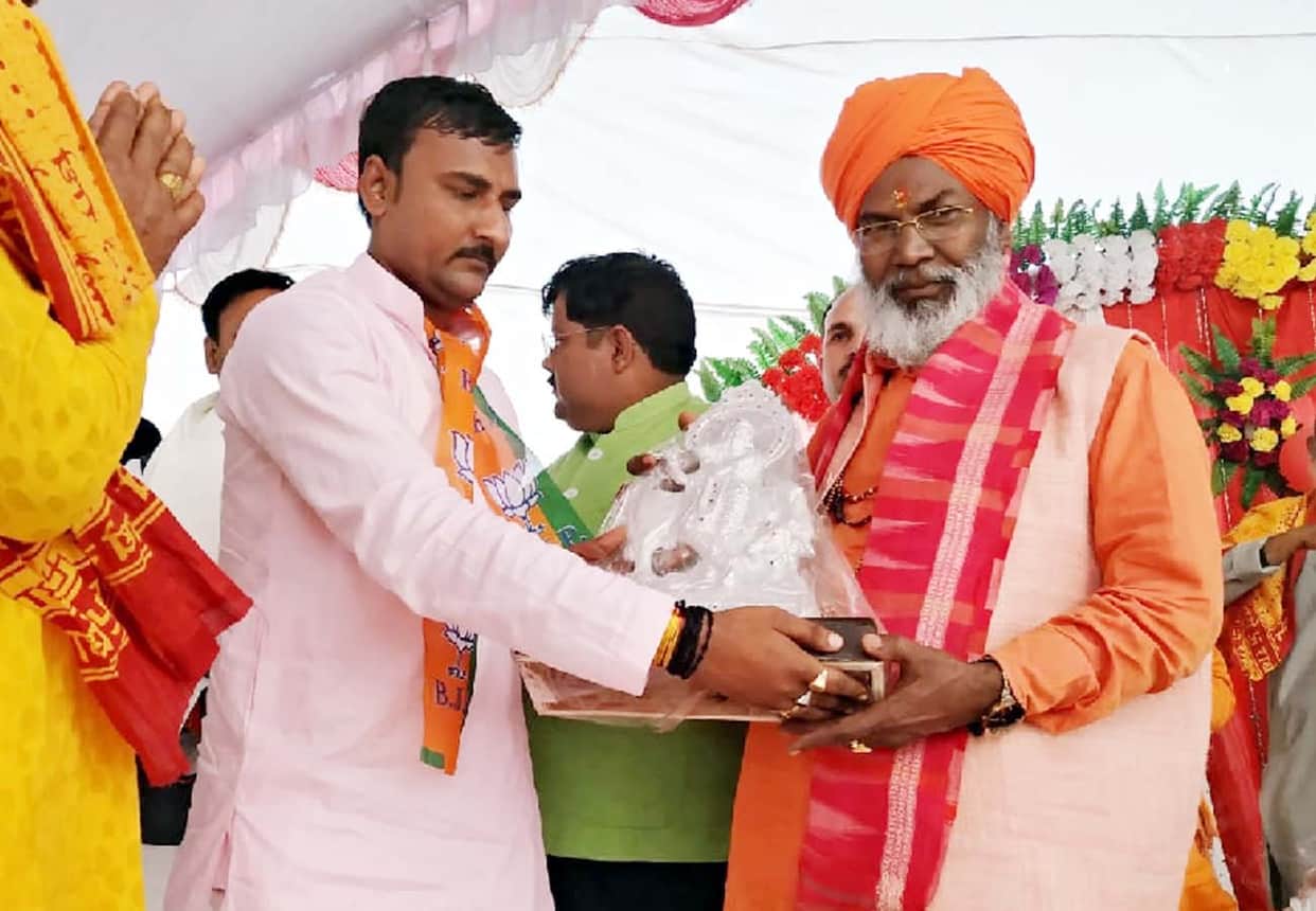 Sakshi Maharaj angry at Storytellers of Shrimad Bhagwat Story