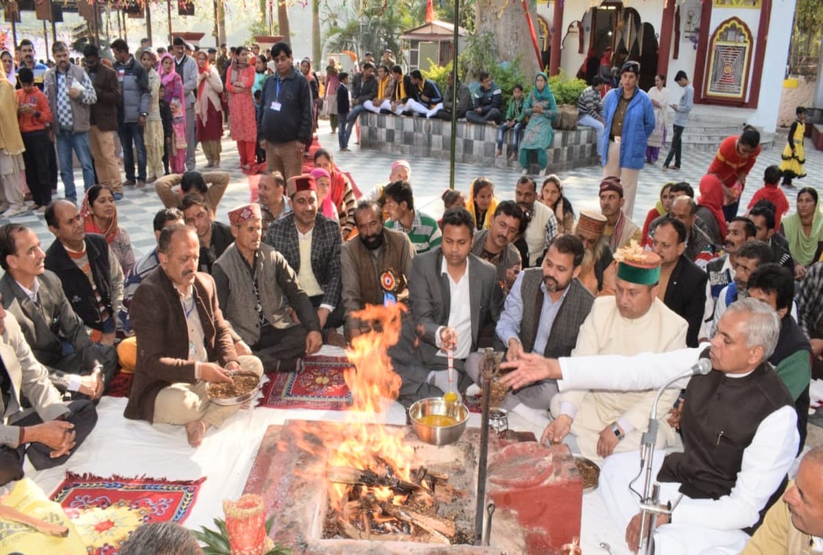 The Governor Acharya Devvrat himself chanted mantra at shri renuka fair sirmour