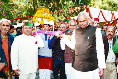 The Governor Acharya Devvrat himself chanted mantra at shri renuka fair sirmour