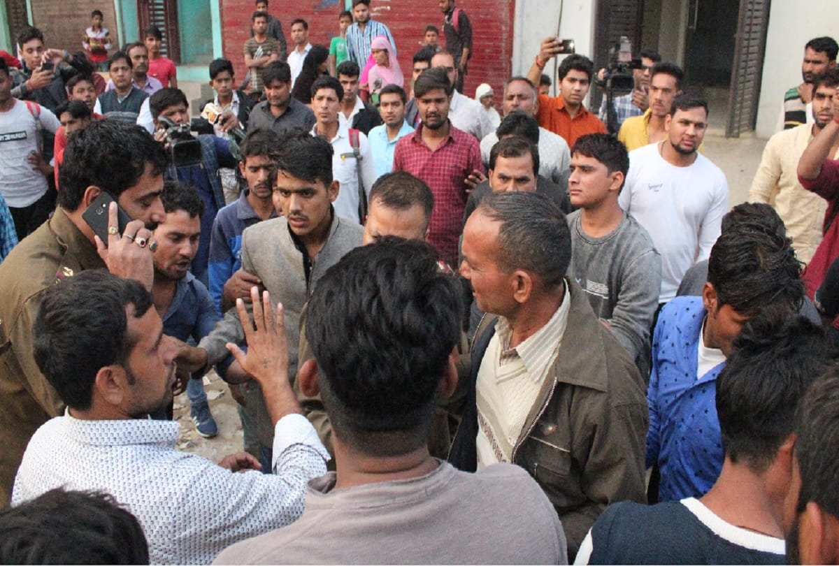 student committed suicide after shot young woman in Noida hotel