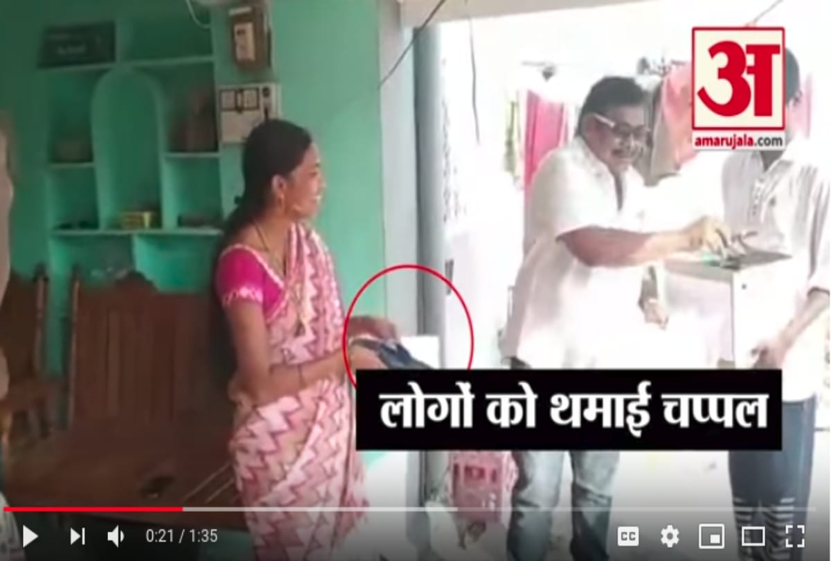 TELANGANA assembly ELECTIONS Independent Candidate Give Slipper To Voters For Chunav Prachar