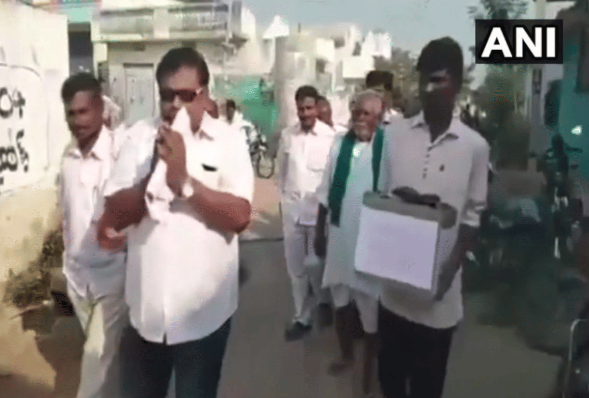 TELANGANA assembly ELECTIONS Independent Candidate Give Slipper To Voters For Chunav Prachar