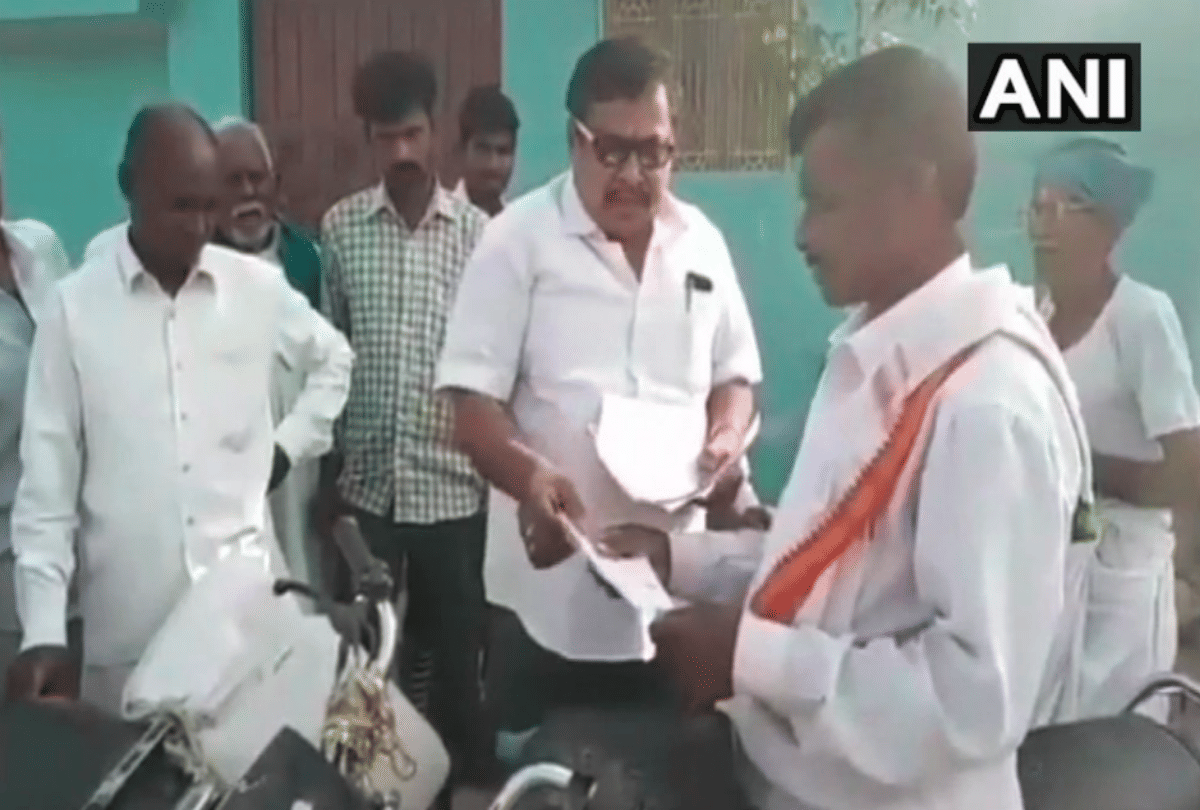 TELANGANA assembly ELECTIONS Independent Candidate Give Slipper To Voters For Chunav Prachar