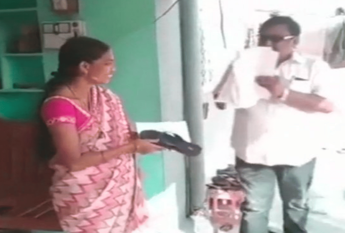 TELANGANA assembly ELECTIONS Independent Candidate Give Slipper To Voters For Chunav Prachar