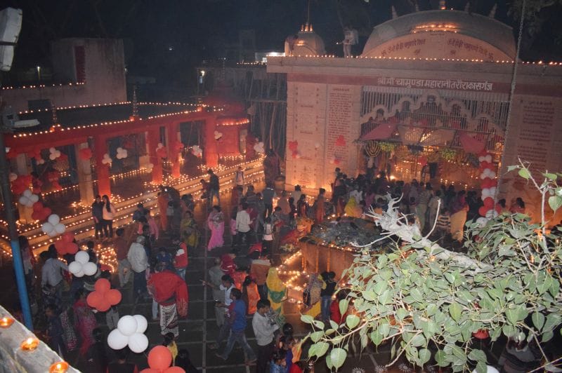 दीपों की रोशनी से रोशन हुए मठ मंदिर