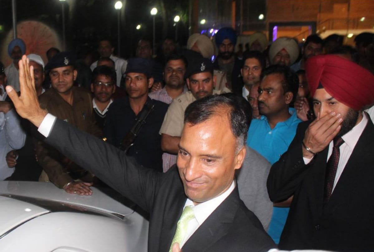 Vijay Dev has been appointed as the Chief Secretary of Delhi in place of anshu prakash