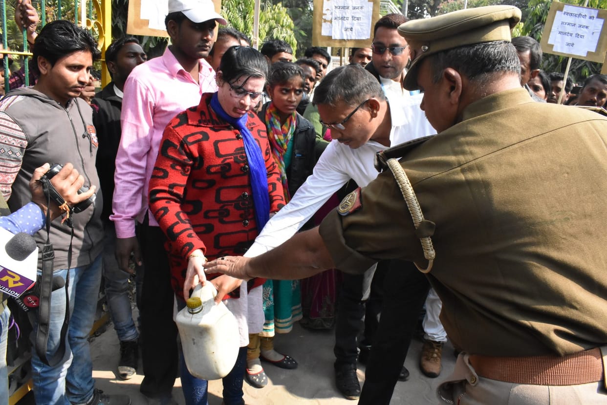 मानदेय के लिए केरोसिन लेकर पहुंचे