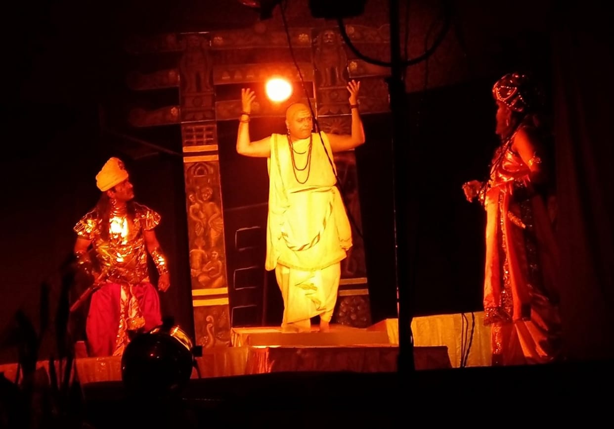 चाणक्य नाटक का मंचन देख भावविभोर हुए लोग