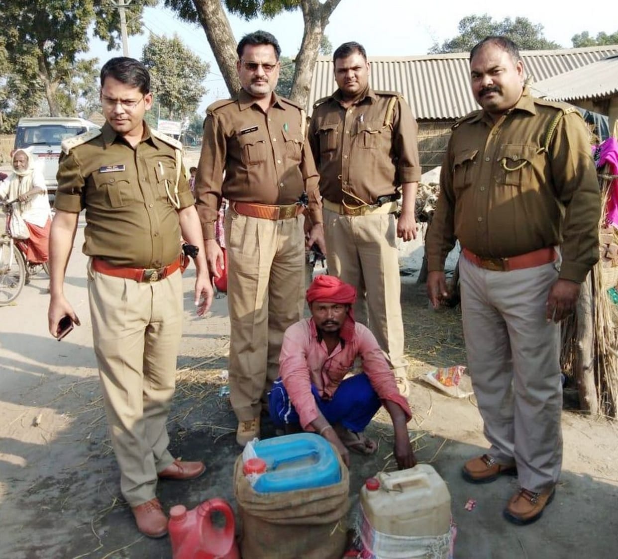 छापेमारी में 80 शीशी नेपाली शराब बरामद
