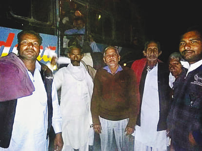 मुस्करा में बस के आगे अयोध्या जाने को खड़े कार्यकर्ता।