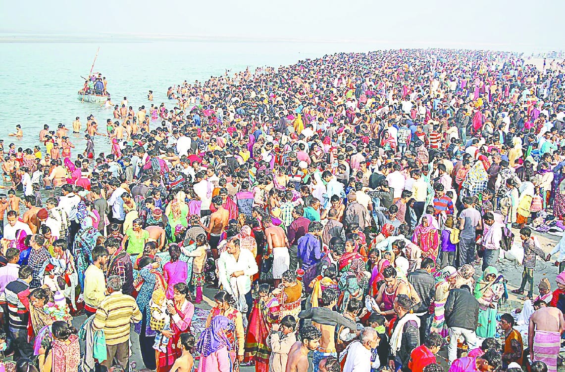 Seven lakh pilgrims plunge into belief in Ganga