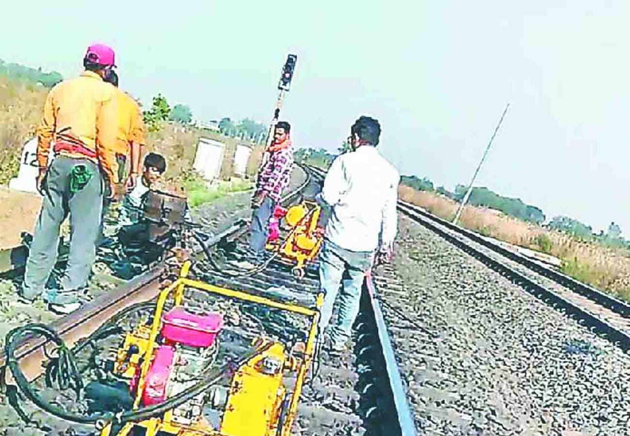 Mumbai-Howrah railway route in chitrakoot railway tracks crack