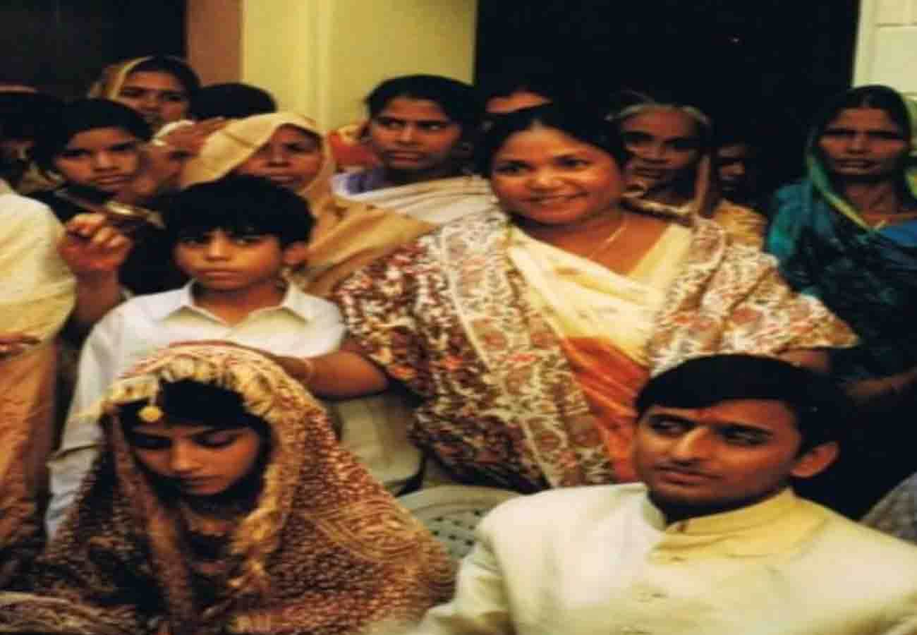 Akhilesh yadav marriage anniverasray special story