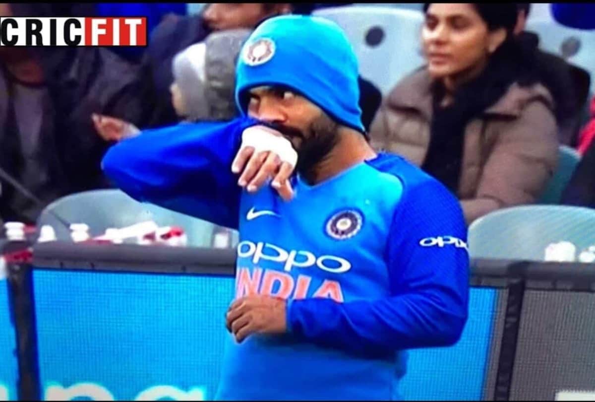INDIA VS AUSTRALIA: Dinesh Karthik wears beanie during Melbourne t 20, VIDEO