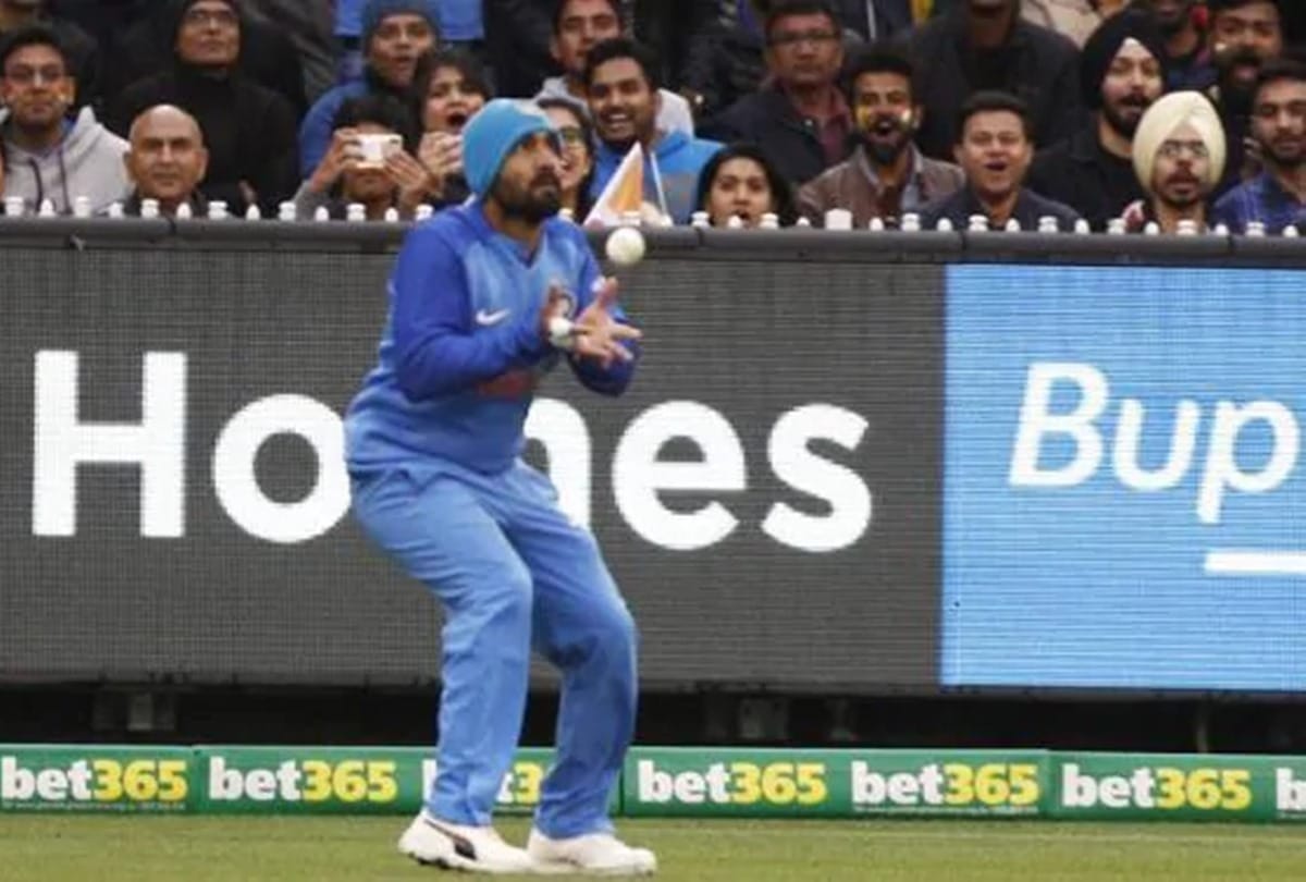 INDIA VS AUSTRALIA: Dinesh Karthik wears beanie during Melbourne t 20, VIDEO