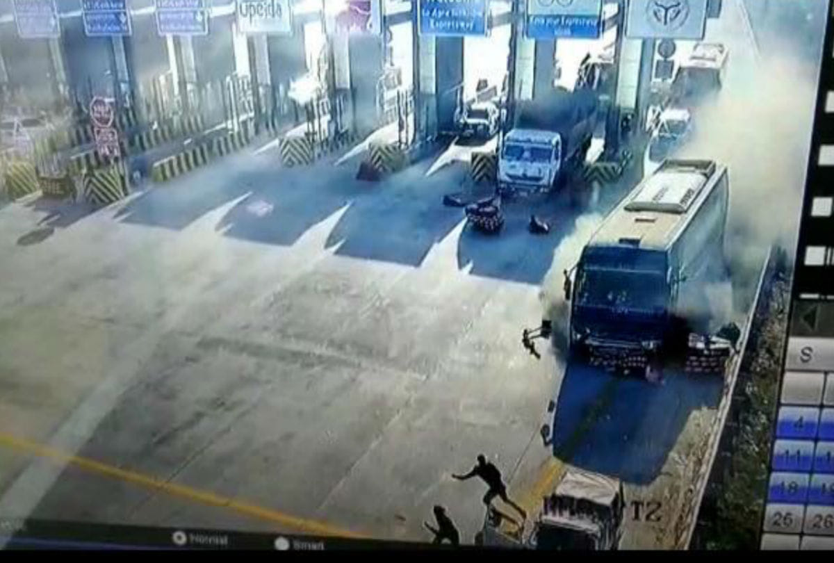 private bus collides with police vehicle on Agra Lucknow expressway