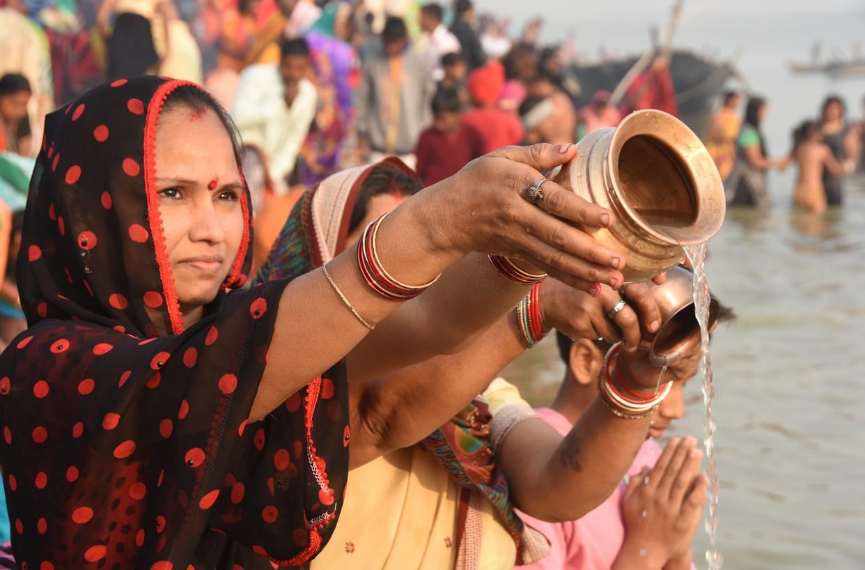 नदी घाटों पर लगी आस्था की डुबकी