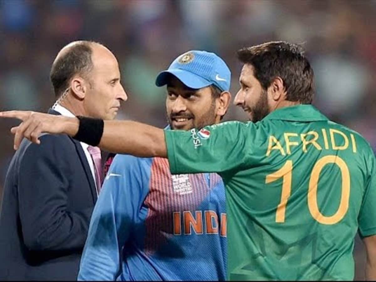 shahid afridi slams critics of ms dhoni