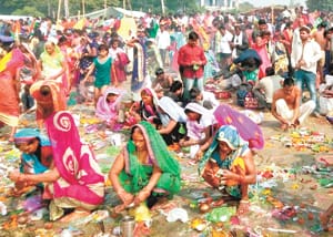 Thousands devotees plunge into Ganga on Kartik Purnima