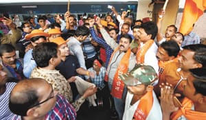 Modi government on the target of Shiv Sainiks coming from Mumbai