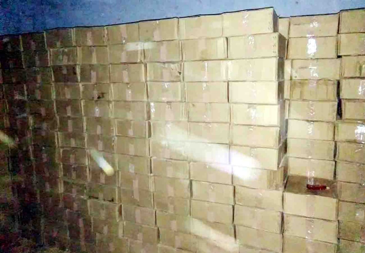 9 thieves took away the box of Desi's contract