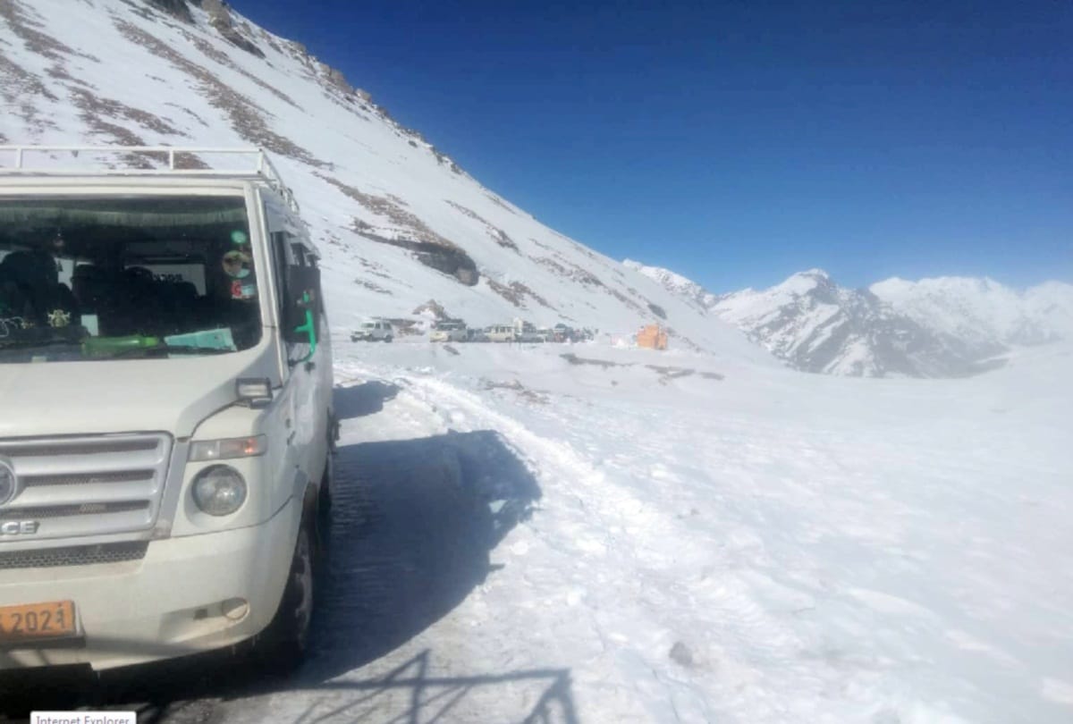 jammu kashmir dal lake started freezing in srinagar, leh temperature gone minus 13.9 degree