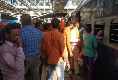 Varanasi VHP and bajrang dal workers are going to ayodhya