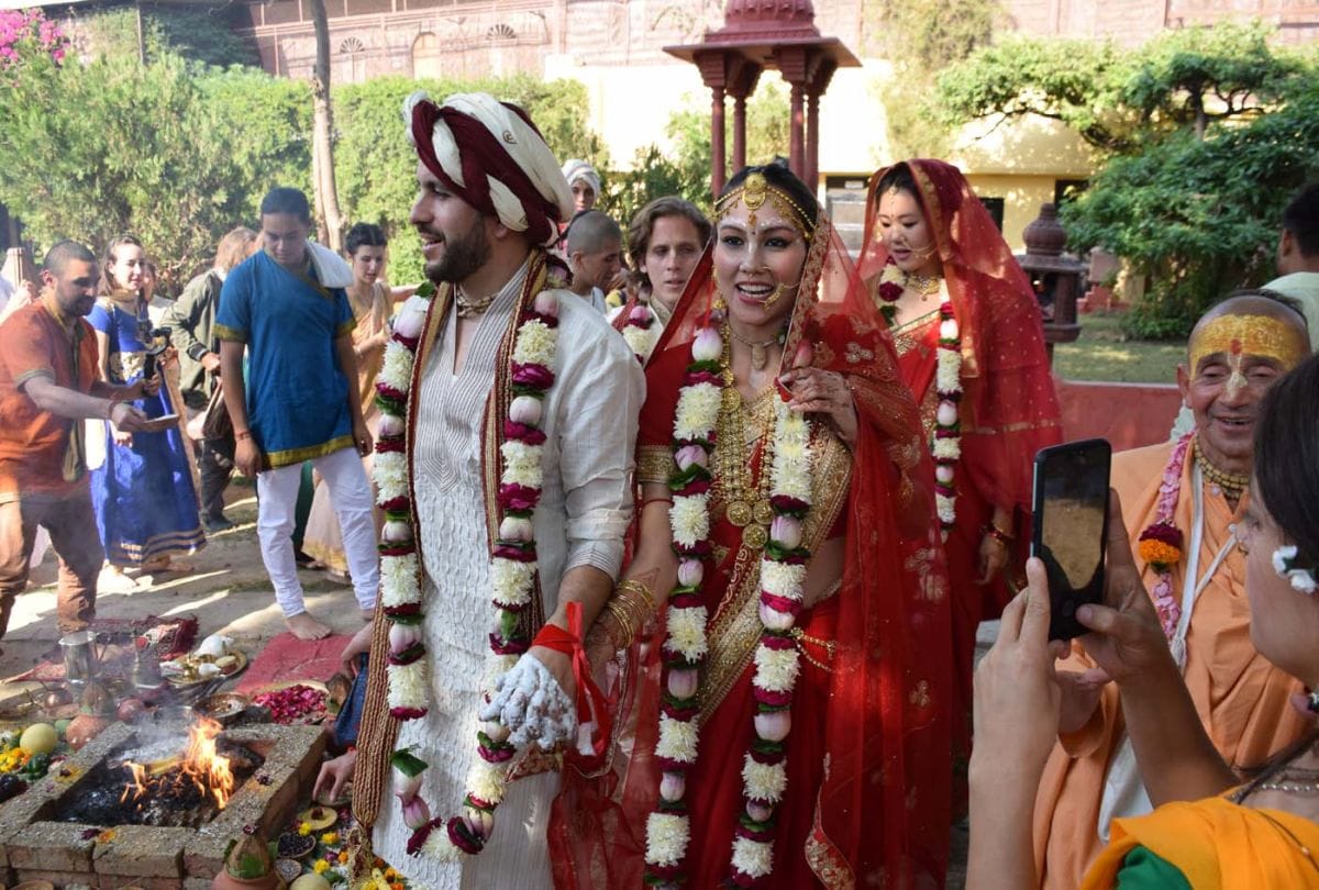 foreigner couples got married in hindu customs in vrindavan