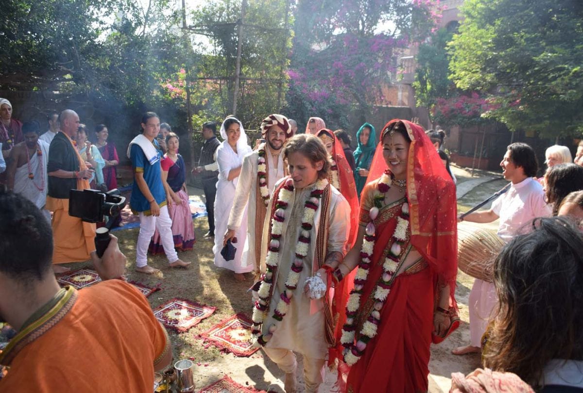 foreigner couples got married in hindu customs in vrindavan