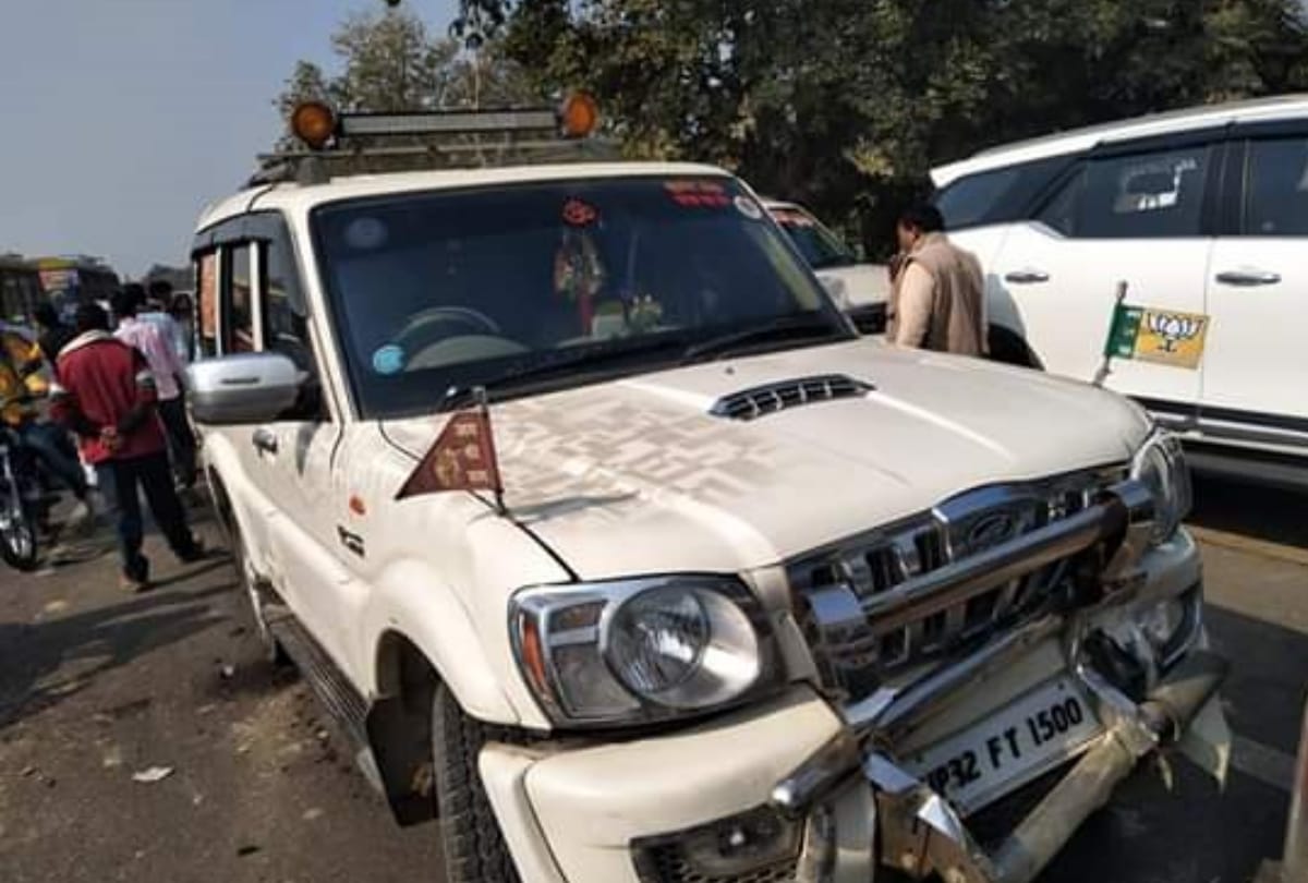 bjp mp kaushal kishor car met with an accident on the way to ayodhya