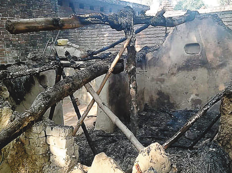 Dabangs entered the house and injured six, injured fire in farrukhabad