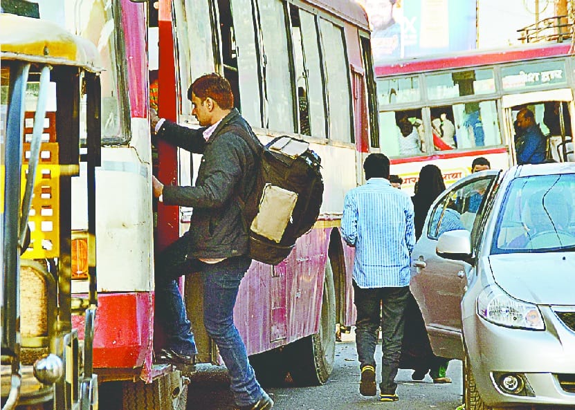 nhi jage afsar, sadak par hi khadi rhi roadways bus