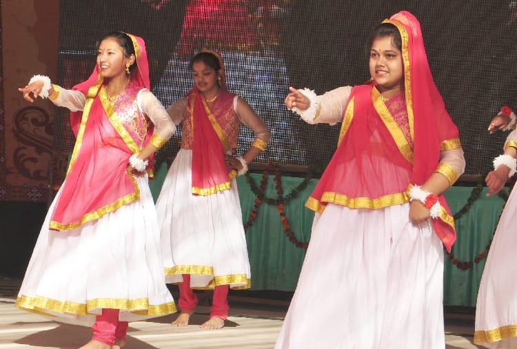 मेधावी विद्यार्थियों को मिला मेहनत का फल