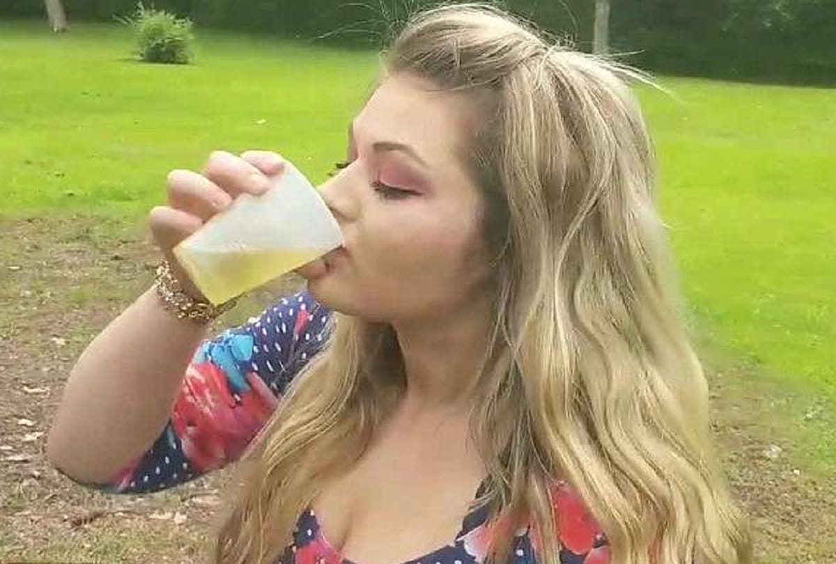 This beautiful girl drinks dog urine reason will force you to think