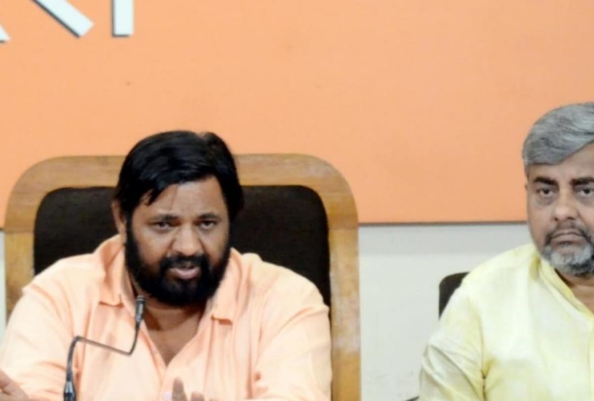 bjp mp kaushal kishor car met with an accident on the way to ayodhya
