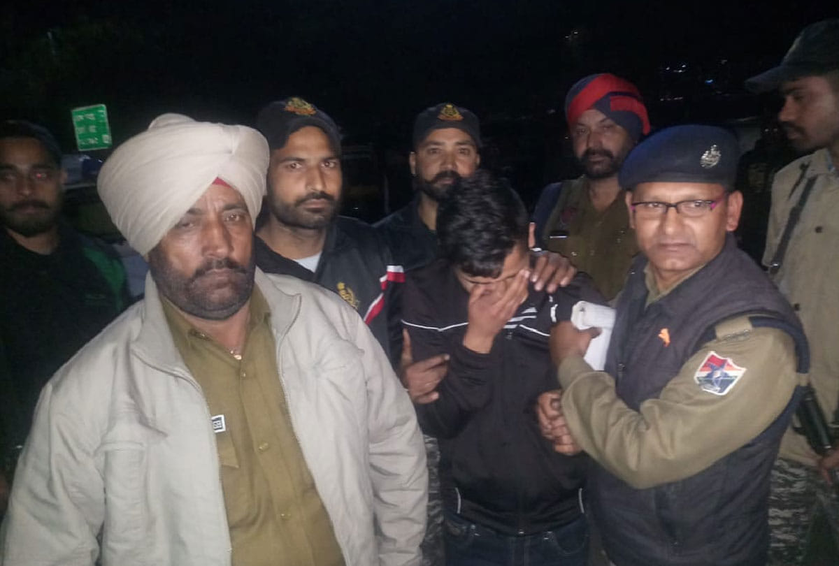 jammu police input six suspected kashmiri travelling in pooja express arrested at pathankot station