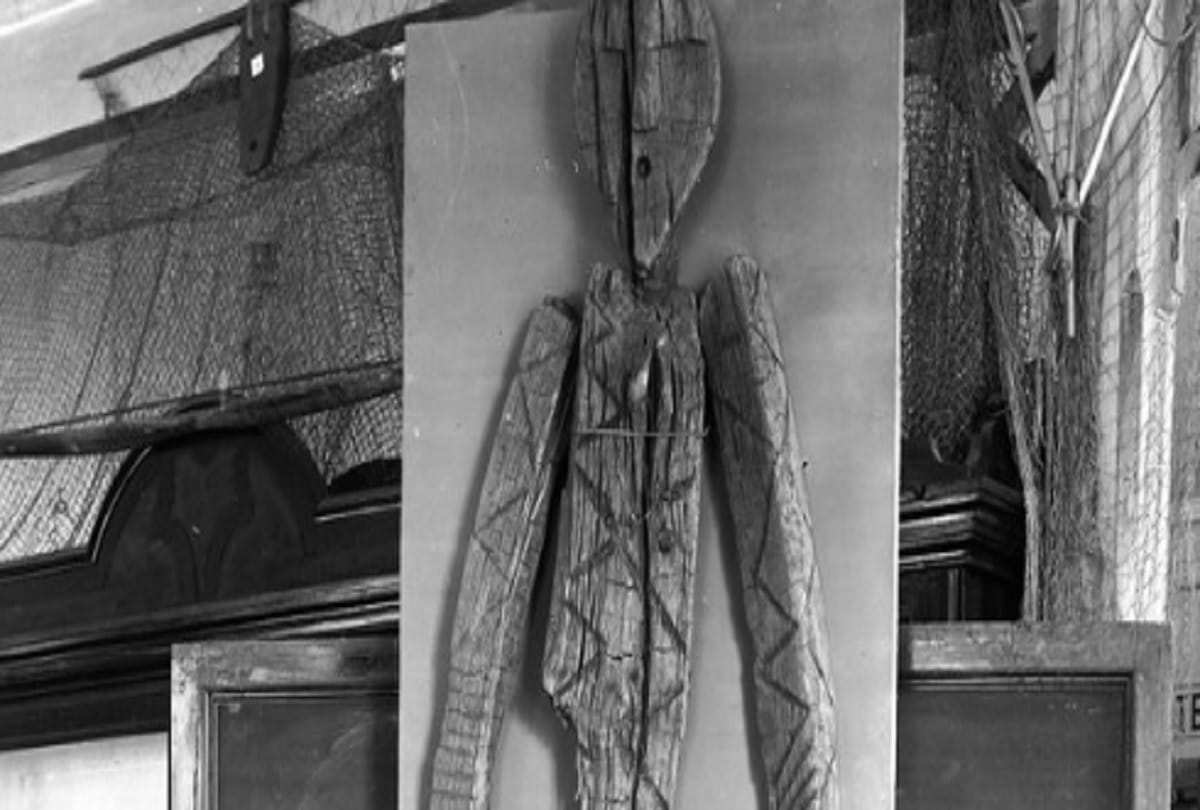 11000 year old mysterious idol found in shigir this is the oldest wooden statue in the world
