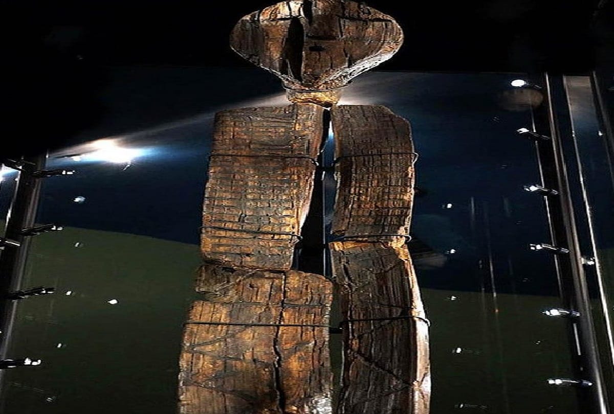 11000 year old mysterious idol found in shigir this is the oldest wooden statue in the world