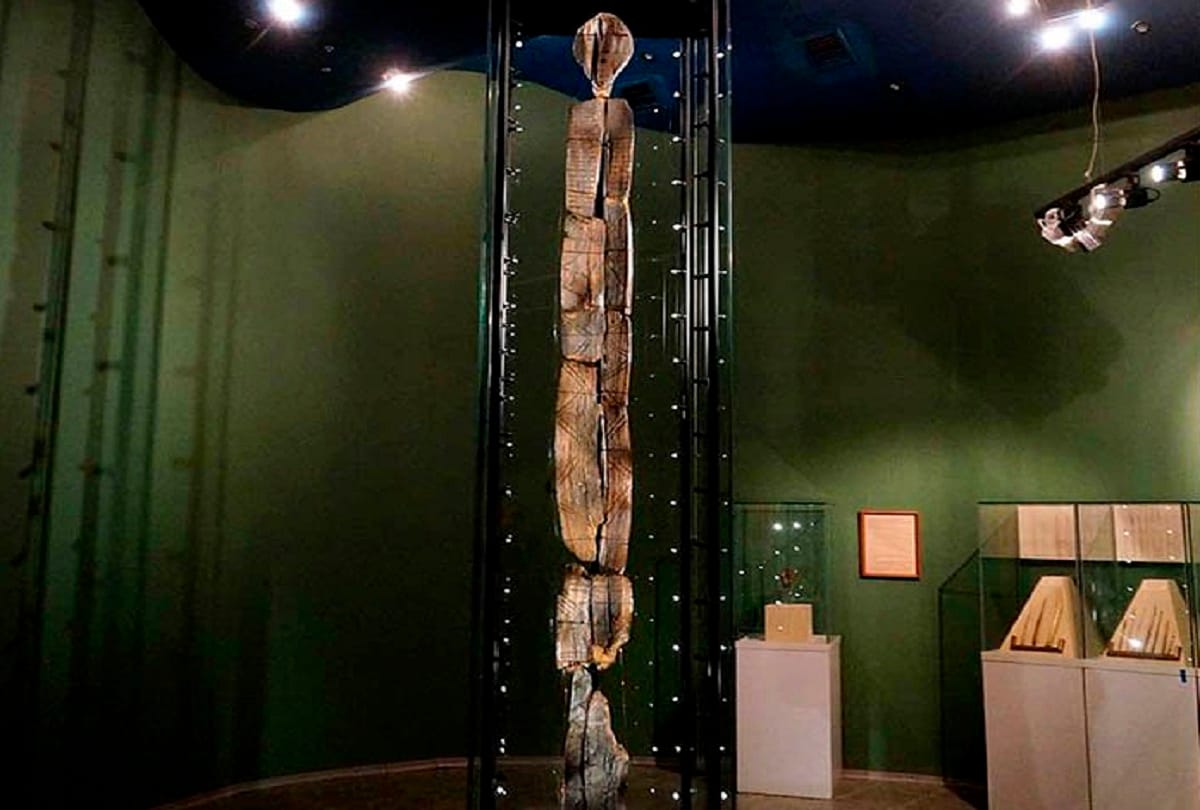11000 year old mysterious idol found in shigir this is the oldest wooden statue in the world